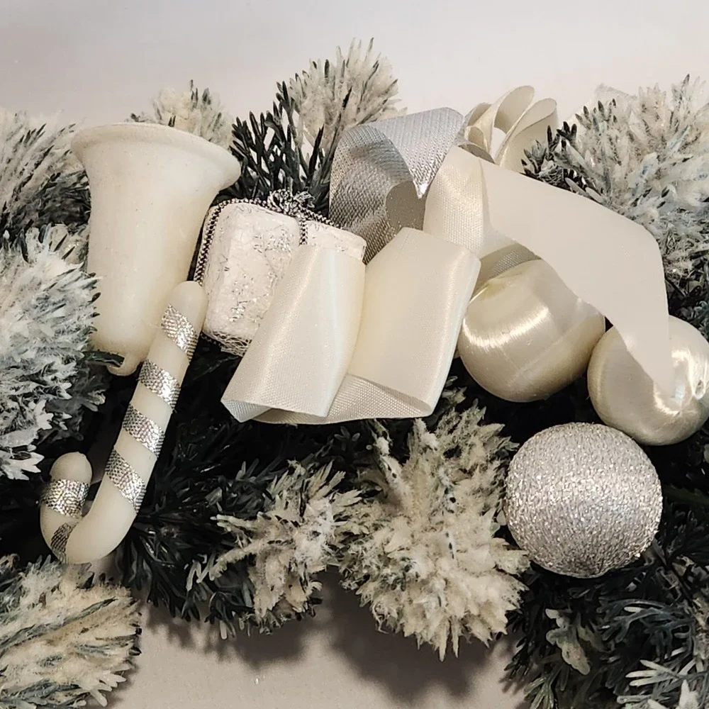 VTG  KITSCHY Plastic MCM‎ Christmas Wreath Snow Flocked Silver Accents 18